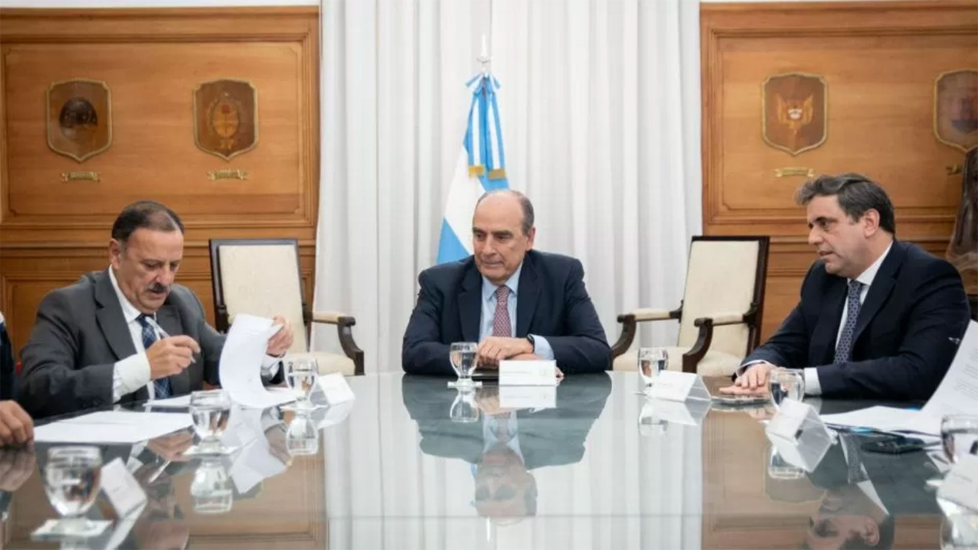 El exjefe de Gabinete Guillermo Francos junto al gobernador de La Rioja, Ricardo Quintela, en Casa Rosada