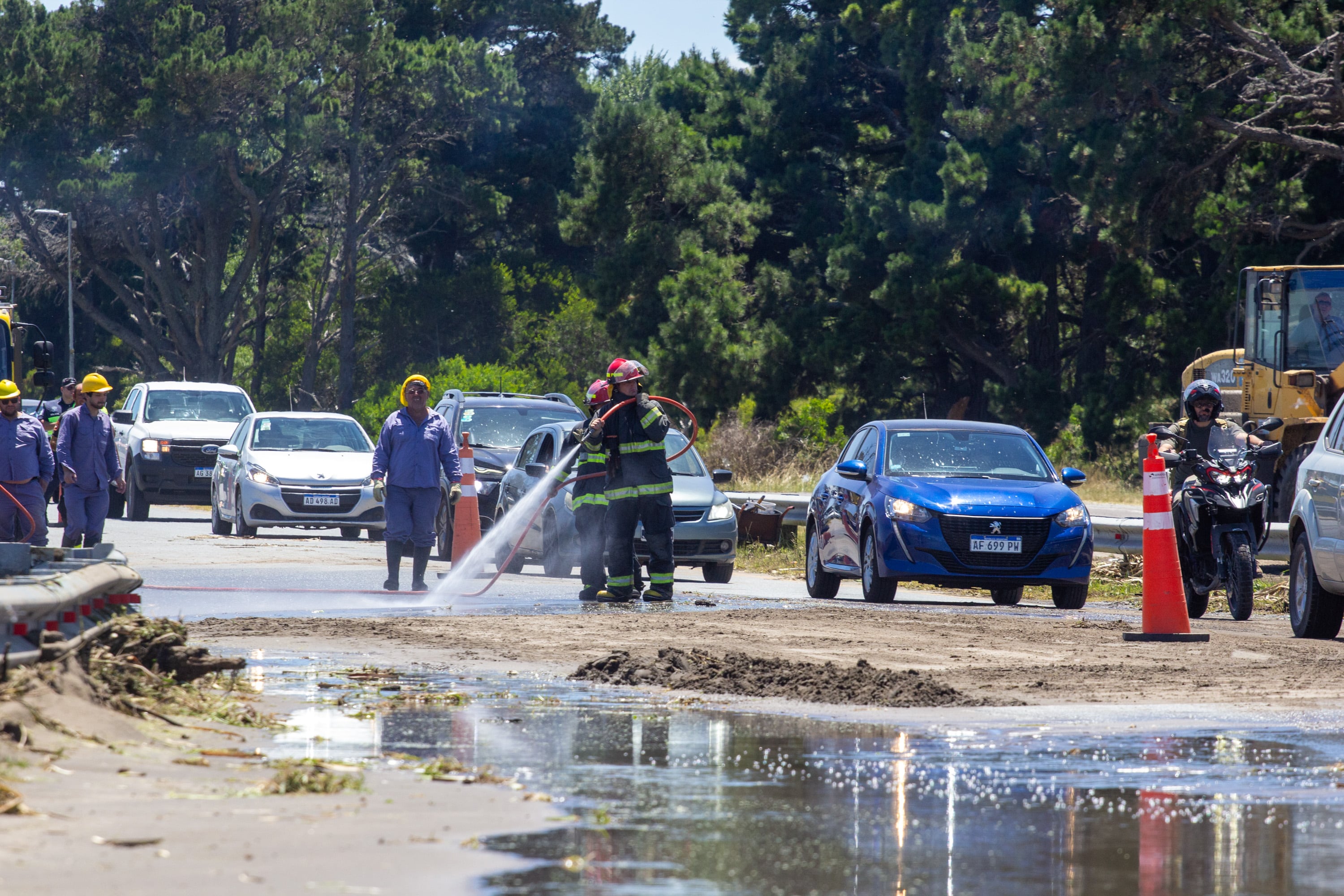 El incidente comenzó en la madrugada con la rotura de un caño y el posterior desborde de líquidos contaminantes, que anegaron el asfalto y los accesos a comercios cercanos (Crédito: Pablo Klauffer)
