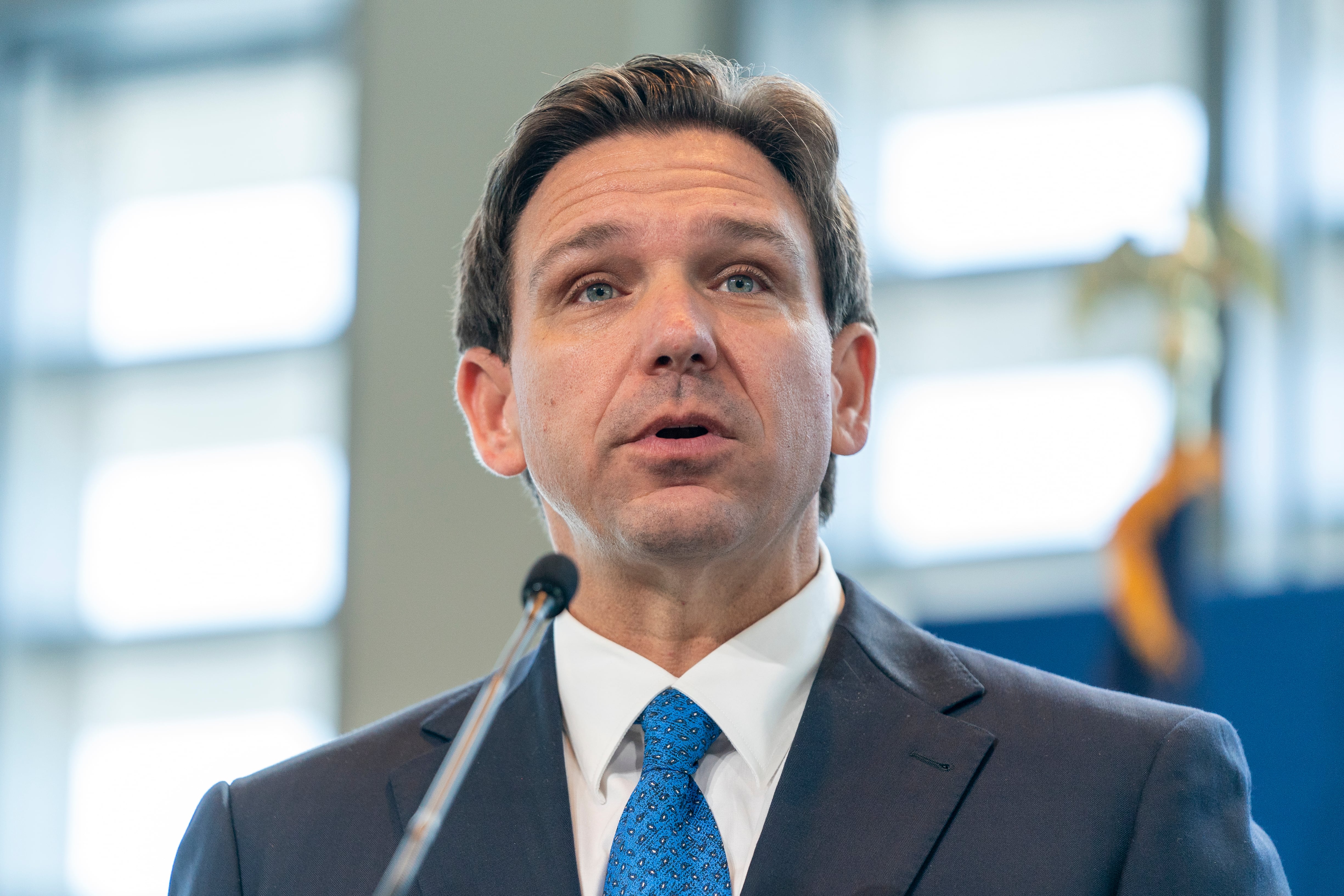 El gobernador Ron DeSantis anuncia un plan para eliminar los impuestos a la propiedad sobre la vivienda principal en Florida (AP Foto/Alex Brandon, Archivo)