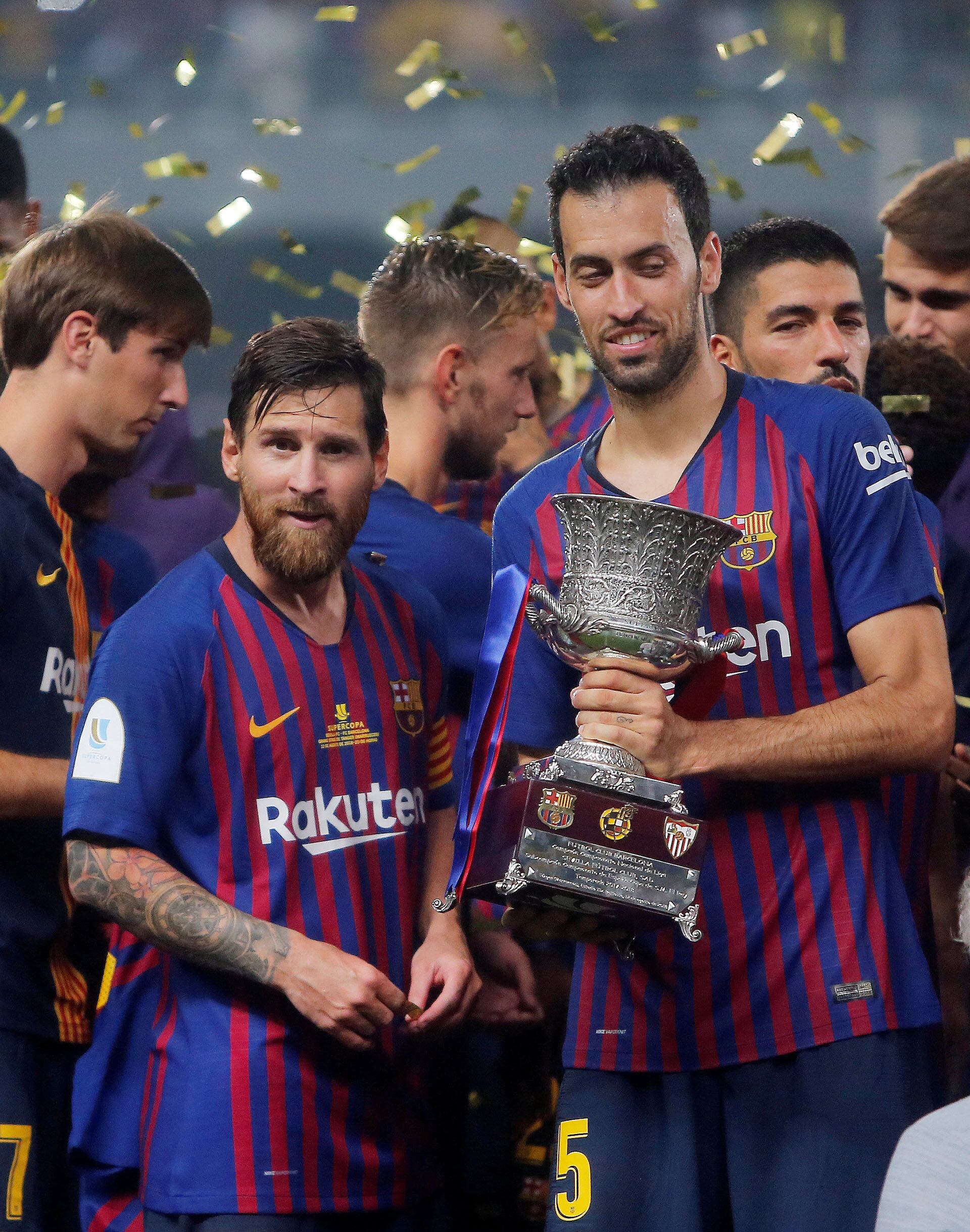 Festejo de título con el Barcelona, junto con Messi (REUTERS/Jon Nazca)