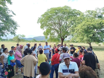 Comunidades campesinas bloquearon varias vías para exigir la entrega definitiva de los títulos de propiedad de predios adjudicados por el Gobierno nacional - suministrada a Infobae Colombia