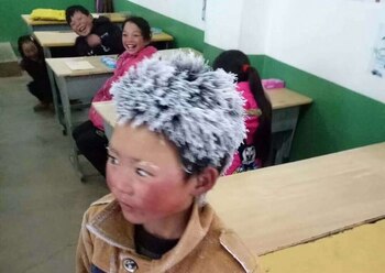 Wang Manfu llegó a la escuela con el cabello congelado tras caminar más de 4 kilómetros bajo la nieve (Foto: archivo)
