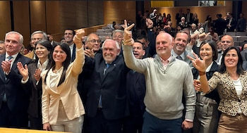 Guillermo Lipera, Alejandra García, Claudia Sarmiento, Ricardo Gil Lavedra (en el centro), Alberto Biglieri y Jimena de la Torre (a la derecha de la imagen), consejera saliente del Consejo de la Magistratura, tras la victoria de Unidad en Defensa de la Abogacía en las elecciones de representantes de los abogados