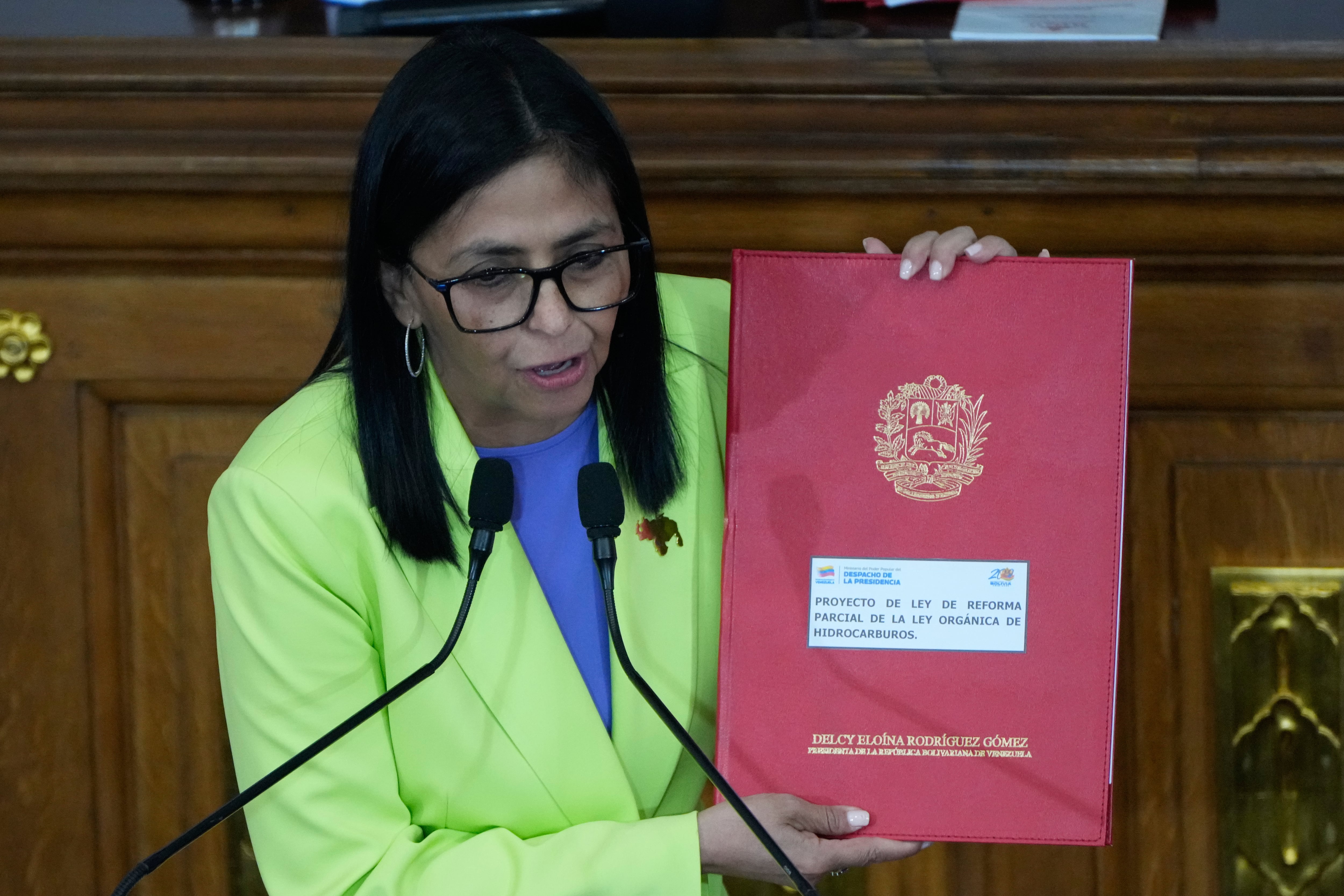 El texto impulsado por la jefa del régimen chavista, Delcy Rodríguez, apunta a revertir los pilares de la legislación aprobada a mediados de los años 2000 bajo el gobierno de Hugo Chávez (Foto AP/Ariana Cubillos)