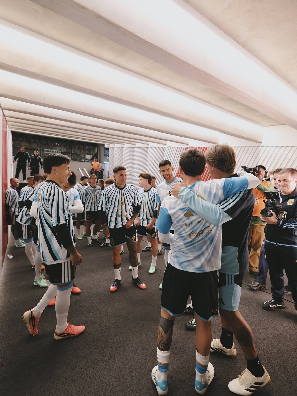 Las emotivas fotos que compartió Lisandro Martínez con Messi en su despedida de la Selección