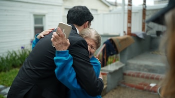 El gobernador Zohran Mamdani recorrió zonas afectadas por lluvias e inundaciones en Queens