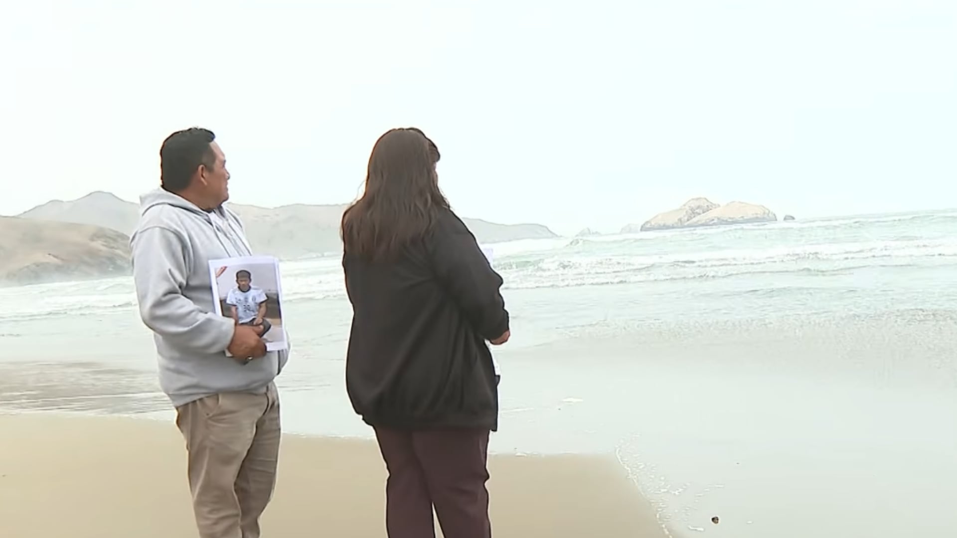 Familiares de un menor desaparecido permanecen en Playa Grande de Santa Rosa para pedir que se intensifiquen los trabajos de búsqueda en el mar. (Captura: Latina Noticias)