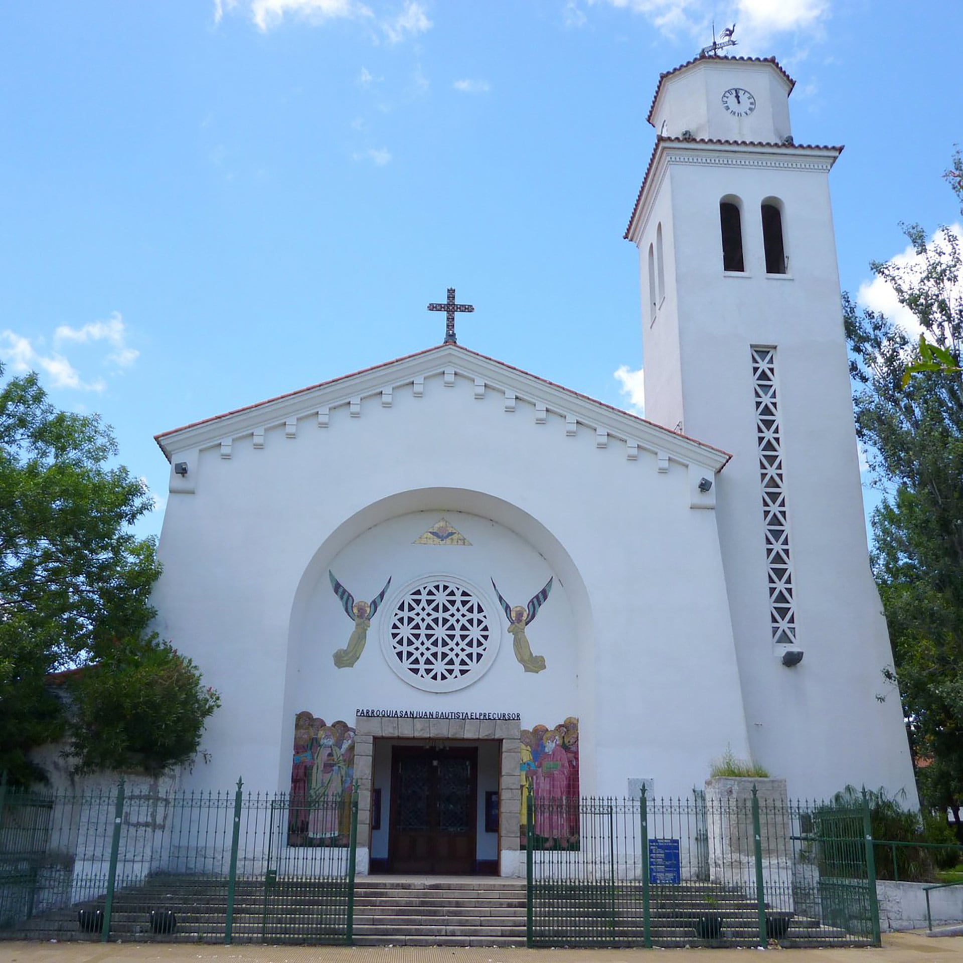 La parroquia San Juan Bautista el Precursor es obra del arquitecto Carlos Massa, fue inaugurada en el año 1950 y se encuentra en el barrio de Saavedra