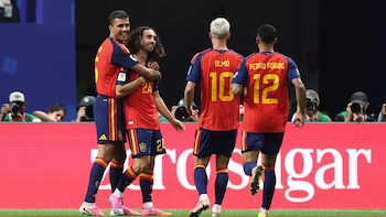 Marc Cucurella, abroquelado por Rodri, Dani Olmo y Pedro Porro. - Crédito: EFE