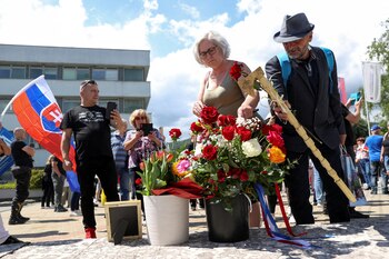 FOTO DE ARCHIVO: Simpatizantes traen flores y regalos mientras se reúnen cerca del F.D. Hospital Universitario Roosevelt, donde Robert Fico fue hospitalizado tras un intento de asesinato (REUTERS/Bernadett Szabo/File Photo)