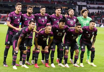 Foto de archivo de jugadores de la selección de México antes de un partido de la eliminatoria de la Concacaf. Estadio Azteca, Ciudad de México. 7 de octubre de 2021.
REUTERS/Henry Romero