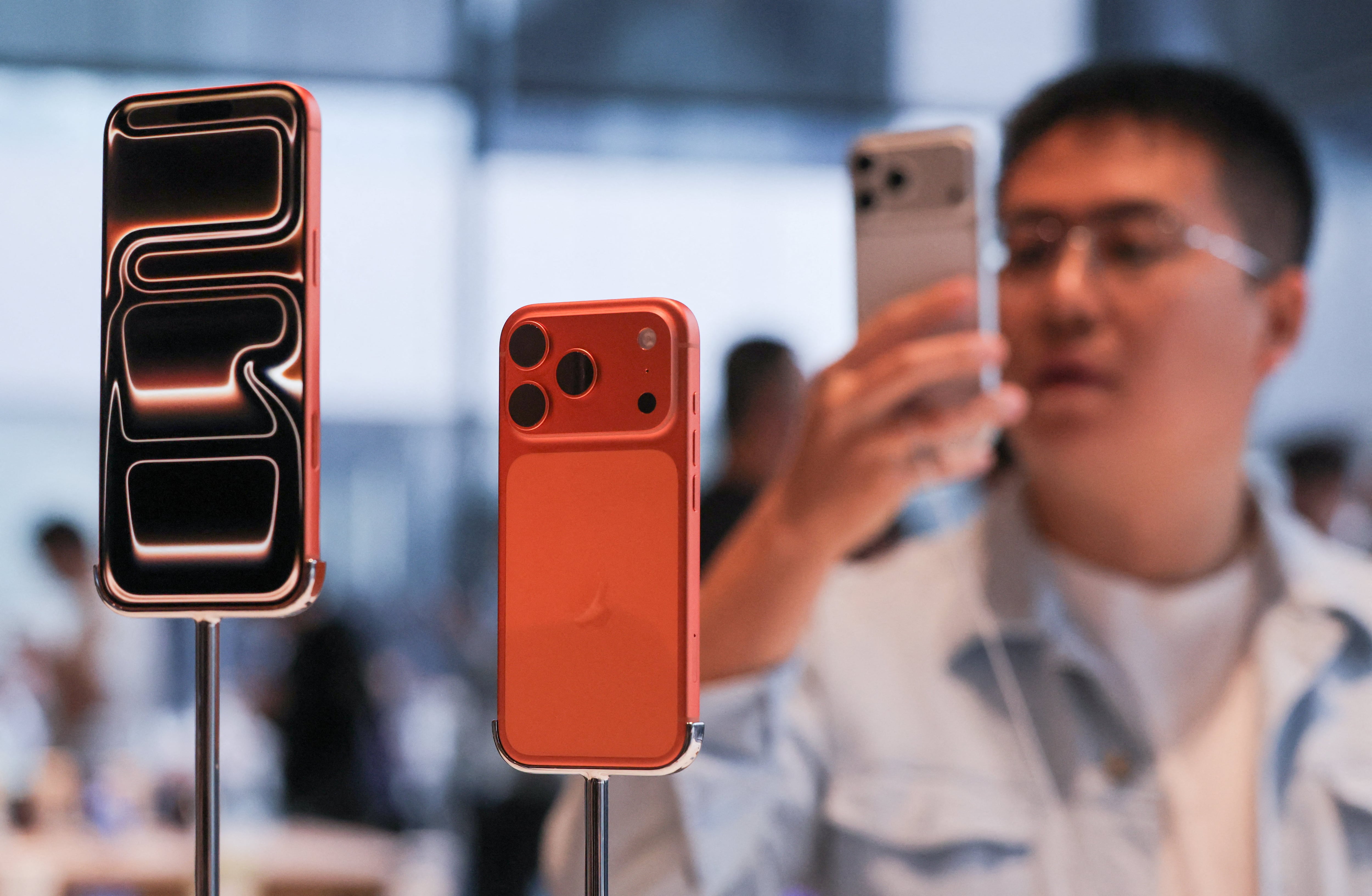 El iPhone Ultra incluiría el chip A20 Pro de 2 nanómetros, 12 GB de RAM y funciones de Apple Intelligence y Siri AI para tareas de inteligencia artificial. (Foto: REUTERS/Maxim Shemetov)