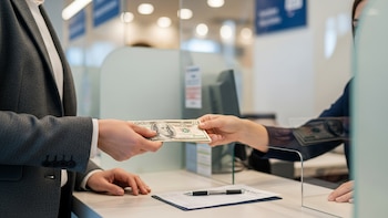 Consumo impulsa el crédito bancario, pero el financiamiento a la construcción sigue bajando