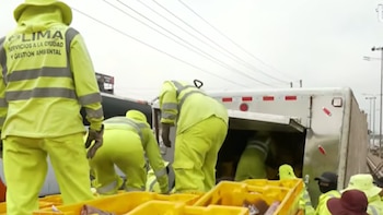 MML inició trabajos para descargar camión accidentado