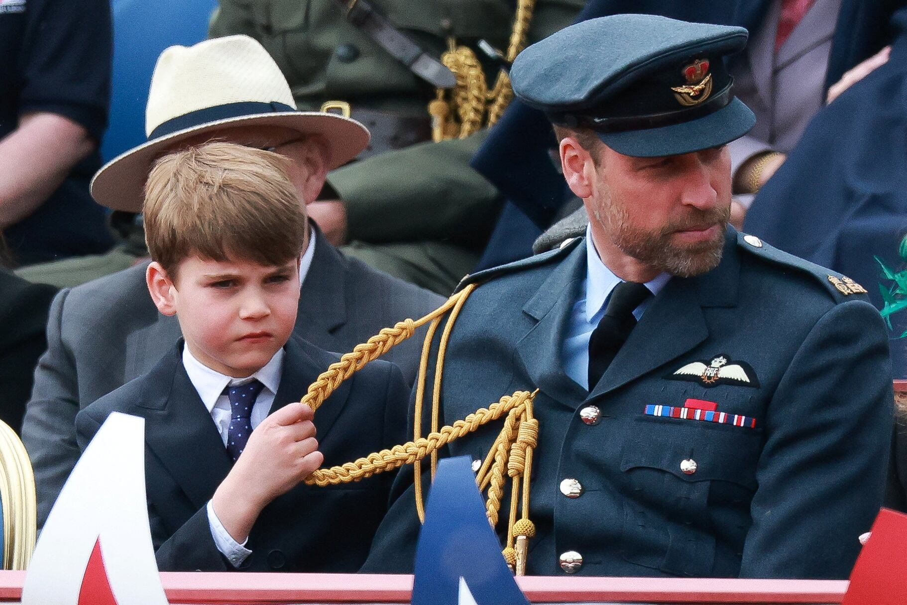 Guillermo, príncipe de Gales, y el príncipe Luis asisten al desfile de las fuerzas armadas y veteranos en conmemoración del 80 aniversario del Día de la Victoria en Europa (VE) en Londres, Gran Bretaña, el 5 de mayo de 2025. (REUTERS/Phil Noble IMÁGENES TPX DEL DÍA).