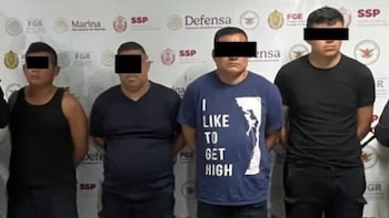 Los sujetos policías fueron puestos a disposición de la FGE Veracruz para posteriormente ser presentados ante un juez. Crédito: X - @@azucenau