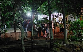 Vecinos observan desde el exterior de la vivienda en Dennis Larios, Ticuantepe, mientras la Policía realiza investigaciones tras la muerte de una niña de cuatro años (Cortesía: TN8).
