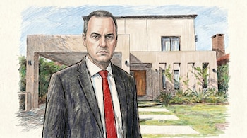 Ilustración de Manuel Adorni, un hombre de traje oscuro y corbata roja, con expresión seria, de pie frente a una casa moderna de color claro con jardín.