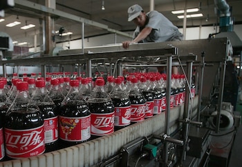 Un empleado trabaja en una