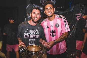 Lionel Messi despidió a David Ruiz con una camiseta de la selección argentina antes de su salida de Inter Miami hacia New York Red Bulls. (Imagen retomada de las redes de David Ruiz)