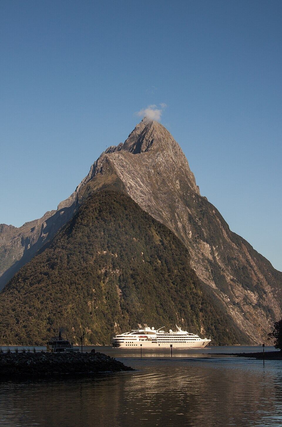 El Pico Mitre se alza 1.692 metros desde las aguas profundas del fiordo de Milford Sound