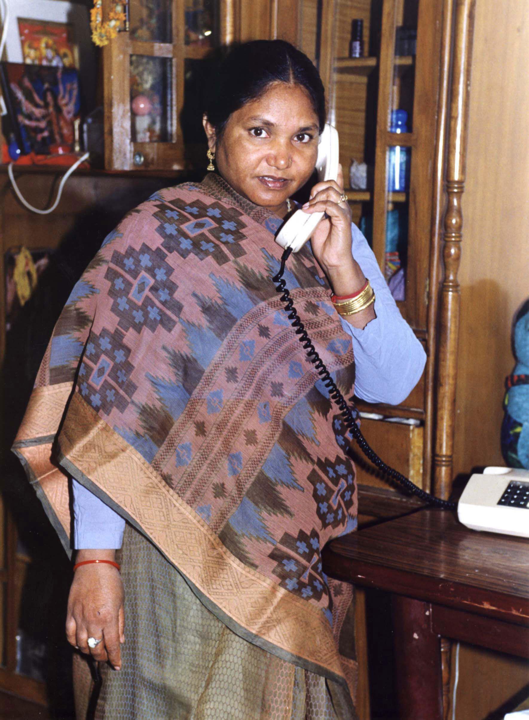 Tras salir de prisión, Phoolan Devi llegó al Parlamento con el Partido Samajwadi y se volvió una representante de las castas bajas y de las mujeres oprimidas