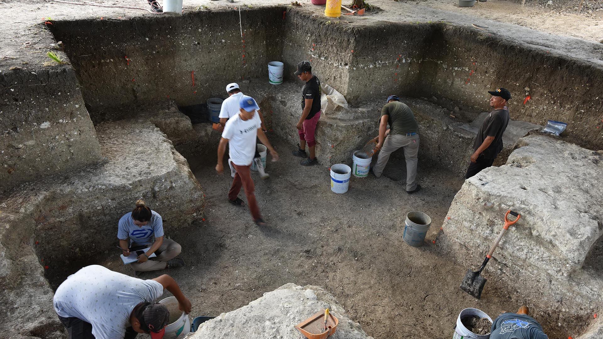 Las excavaciones en Aguada Fénix revelaron ofrendas, objetos de barro y pigmentos que evidencian el uso ceremonial del sitio. (Takeshi Inomata)