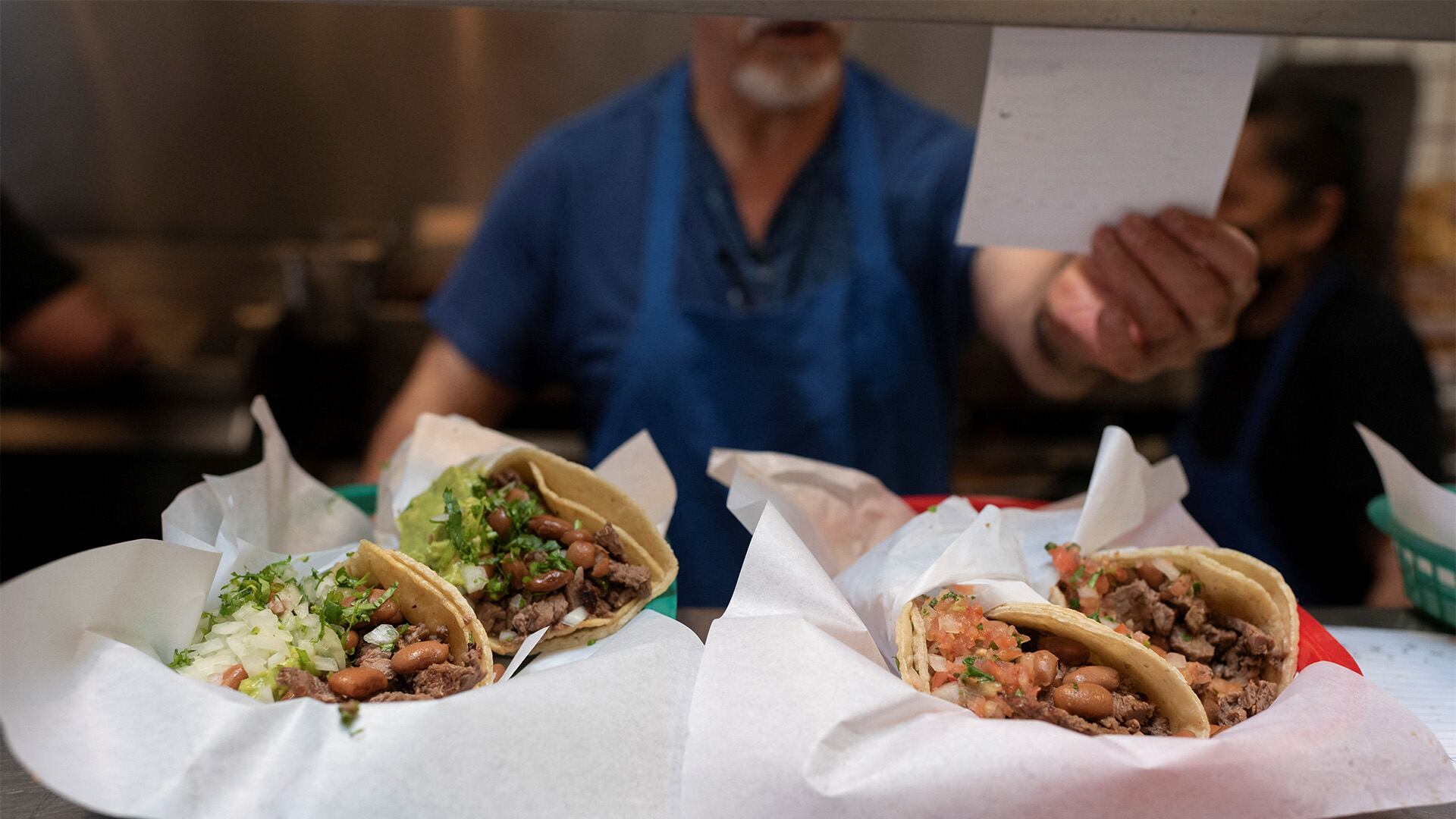 Con los tacos como plato fuerte, la mezcla de culturas y sabores frescos es clave en la cocina californiana, que continúa marcando pauta en la mesa nacional. REUTERS/Laure Andrillon