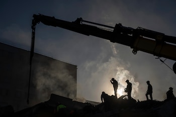 Rescatistas buscan señales de vida