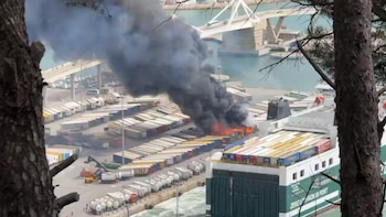 Al menos un vehículo y varios contenedores de mercancías en llamas en el Pont de Europa de Barcelona