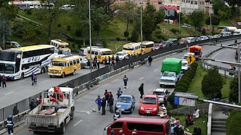 Choferes de Bolivia acatan un paro de 24 horas en demanda de soluciones al conflicto del combustible