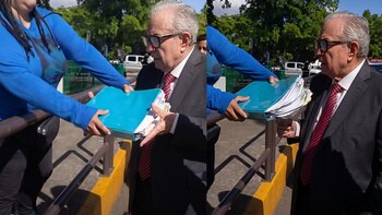 Madres buscadoras recibieron al gobernador con una carpeta de investigación sobre los desaparecidos (Captura de pantalla de un video difundido por el medio Los Noticieristas)
