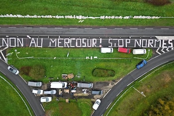 Un dron muestra el lema "¡No al Mercosur! Paremos las normas" hecho con carteles urbanos en una carretera mientras agricultores franceses protestan contra la perspectiva de un acuerdo comercial entre la Unión Europea y el Mercosur (REUTERS/Stephane Mahe)