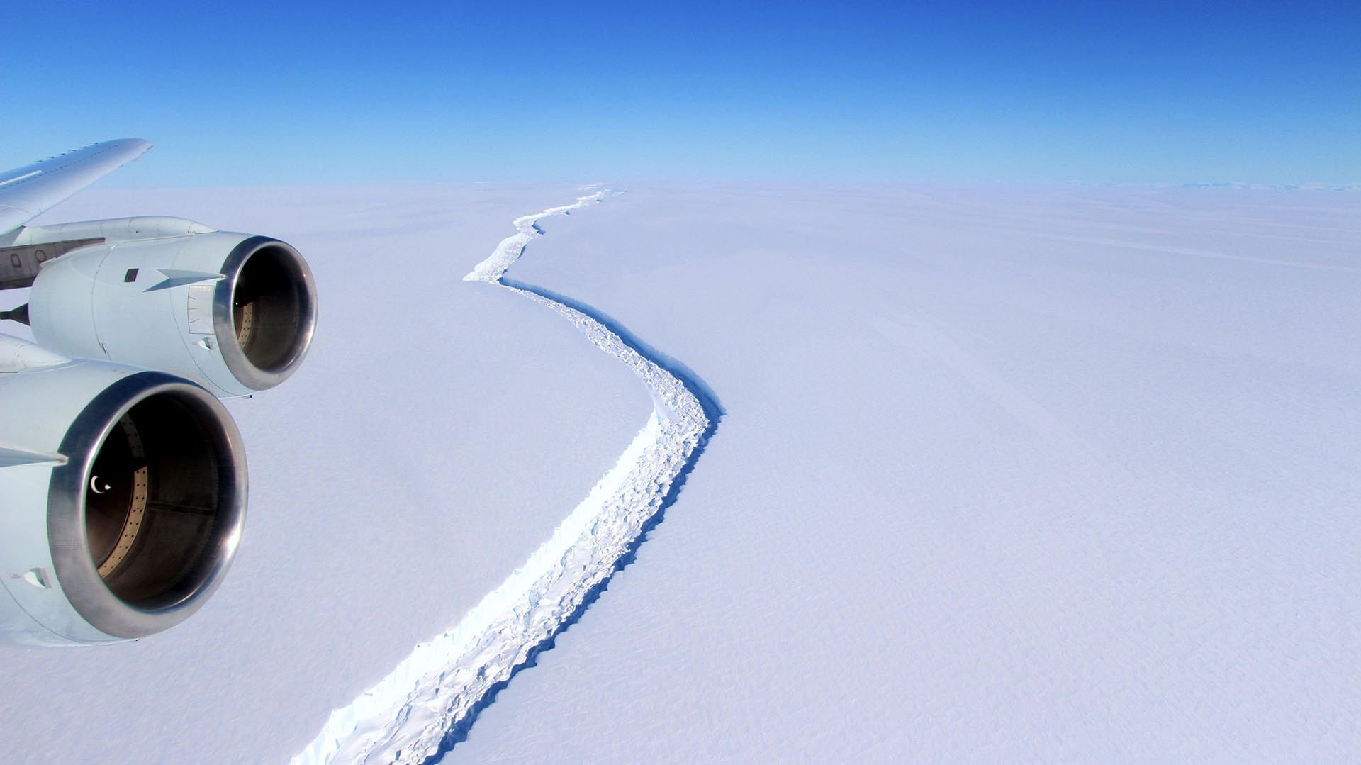 El adelgazamiento de las plataformas de hielo antártico facilita el traslado de hielo continental hacia el mar y acelera la subida del nivel global de los océanos. (Archivo Grosby)
