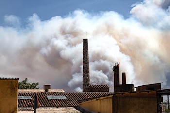 Humo del incendio en La Bisbal d'Empordà, Girona. (Glòria Sánchez / Europa Press)