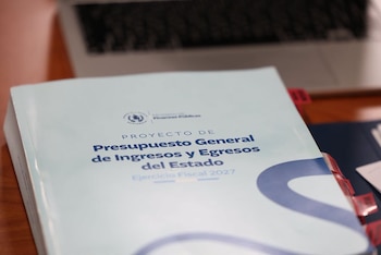 Documento impreso del Proyecto de Presupuesto General de Ingresos y Egresos de Guatemala junto a un teclado de computadora portátil