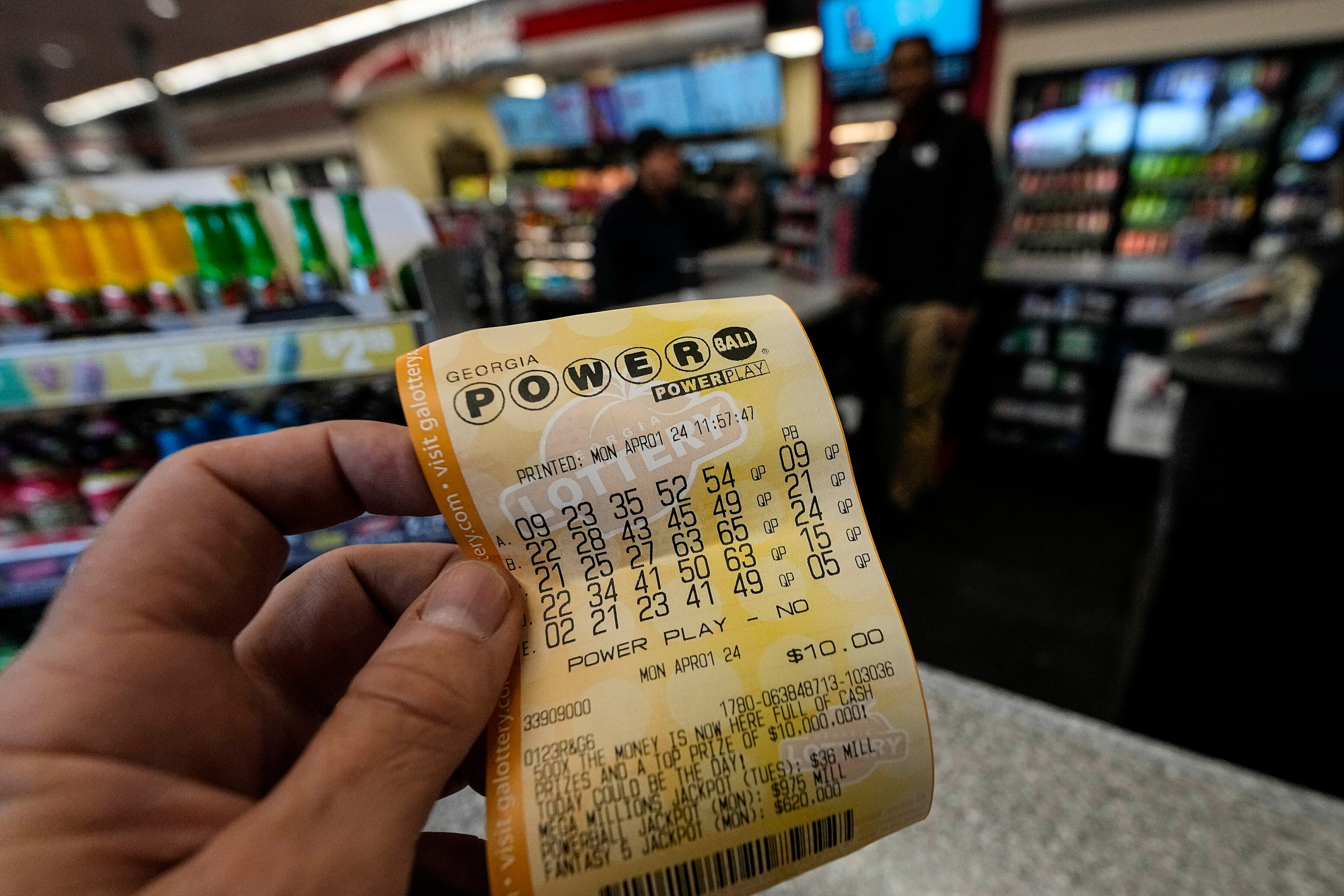 La probabilidad de ganar el premio mayor de Powerball es de 1 en 292,2 millones, lo que resalta la dificultad del juego. (AP Foto/Mike Stewart, archivo)