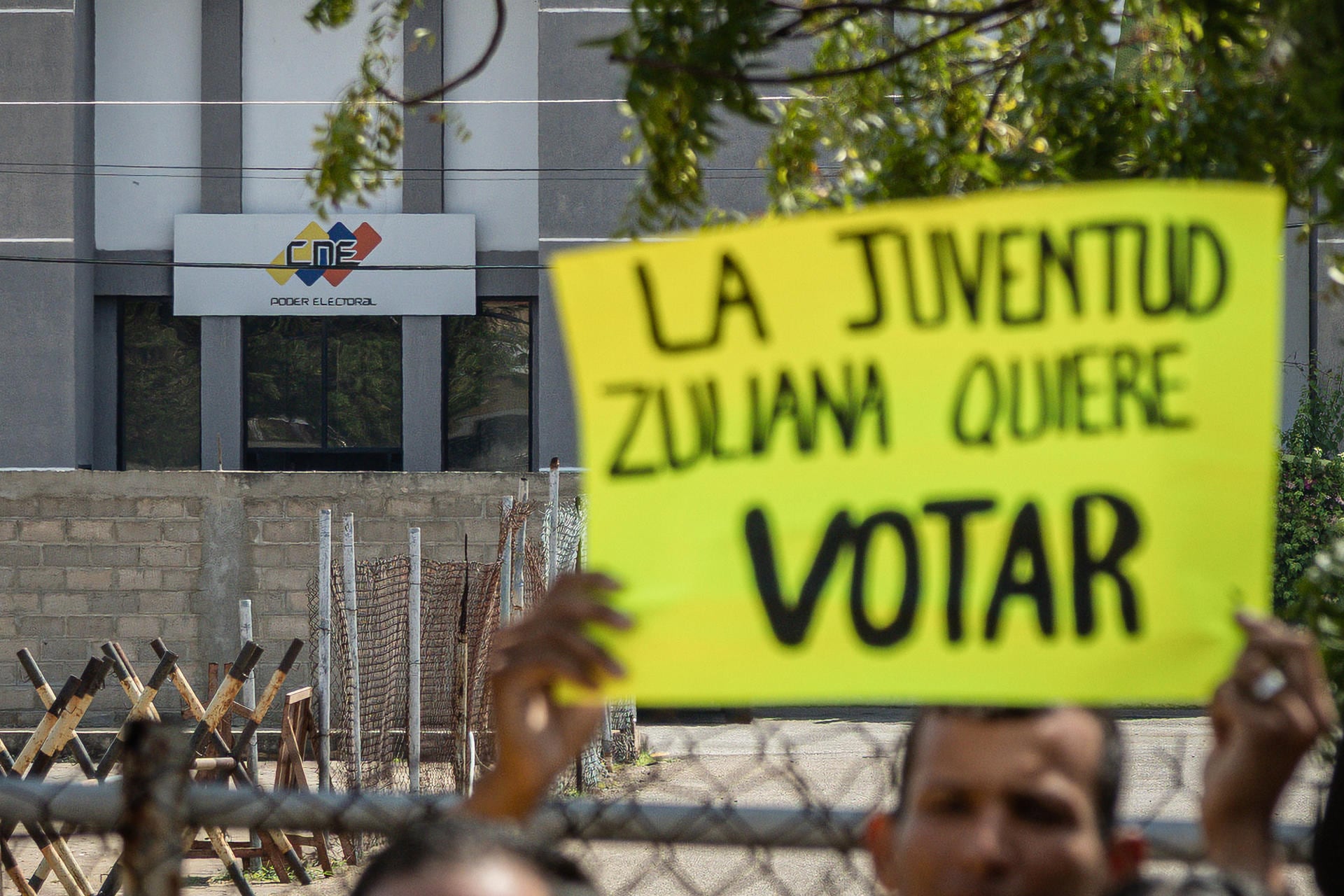 Un manifestante sostiene una pancarta que dice