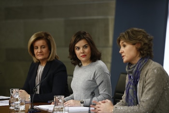 Fátima Báñez (i) en una rueda de prensa posterior a un Consejo de Ministros. (Europa Press)