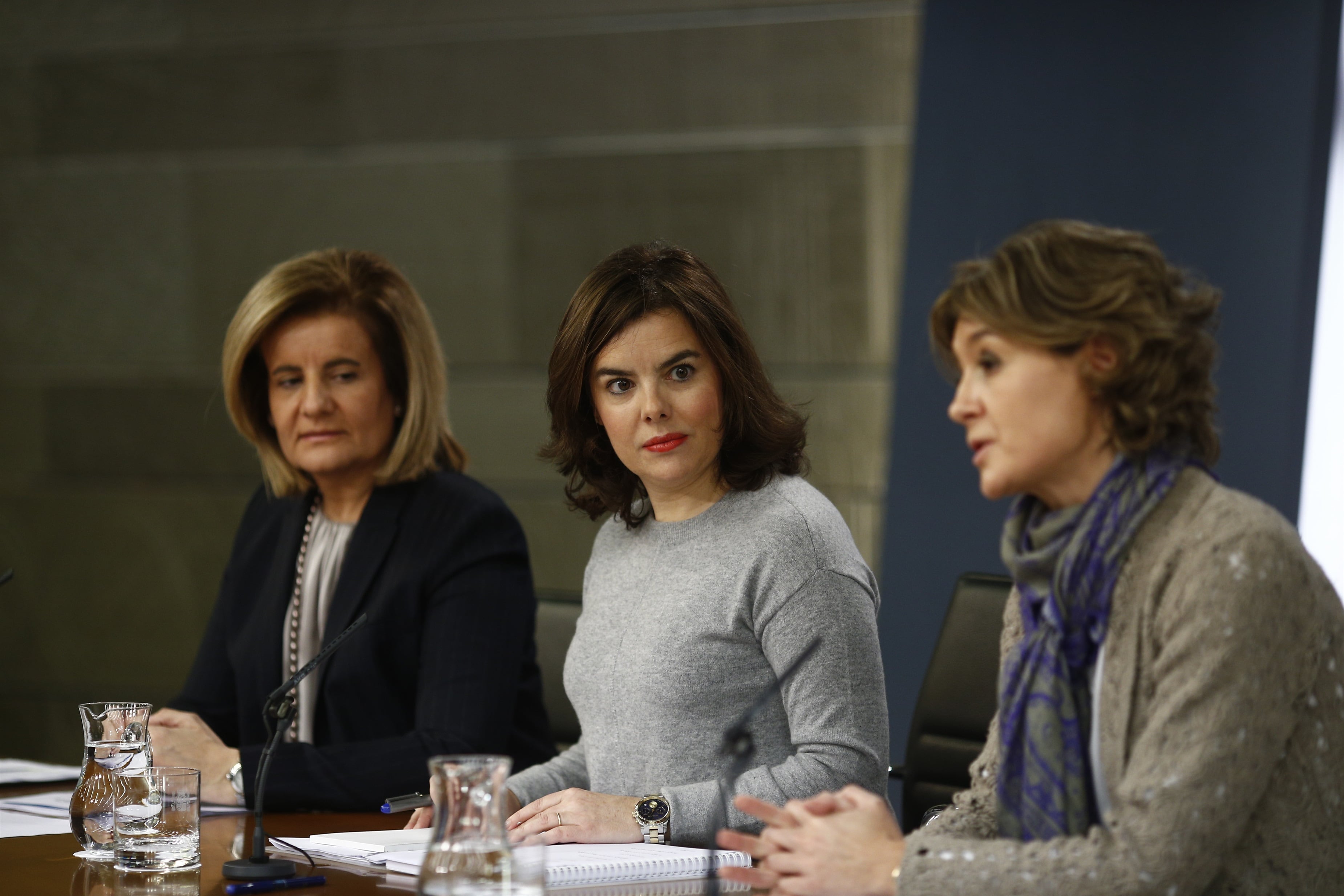 Fátima Báñez (i) en una rueda de prensa posterior a un Consejo de Ministros. (Europa Press)