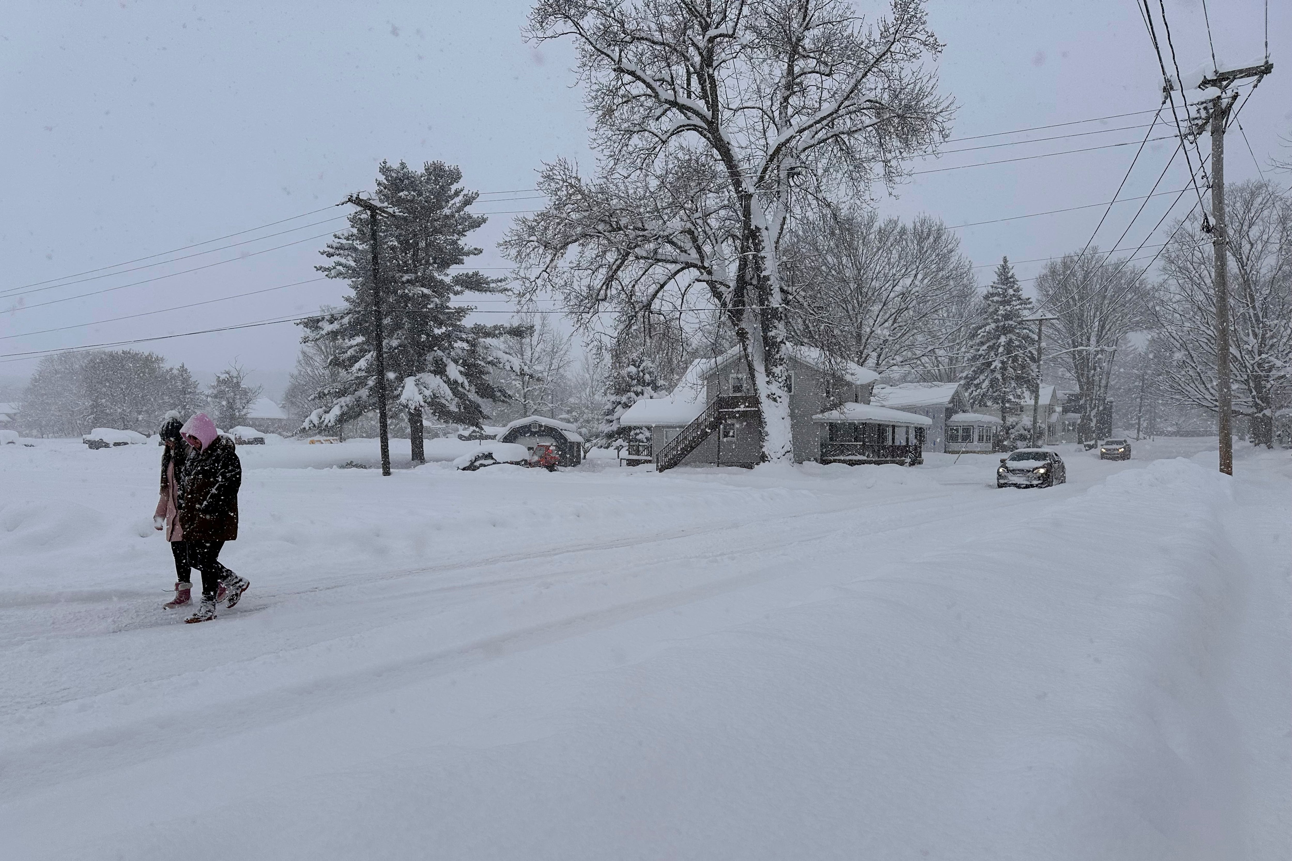 La tormenta coincide con uno de los periodos de mayor desplazamiento anual y podría superar récords de nevadas en Nueva York no registrados en tres años. (AP Foto/Cara Anna)