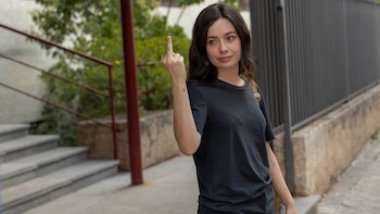 ‘Se tiene que morir mucha gente’, la serie que destapa las miserias de nuestro tiempo con un ritmo frenético y mucho humor ‘punk’