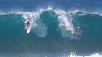 Los mejores surfistas del mundo compiten en Hawai (AFP)