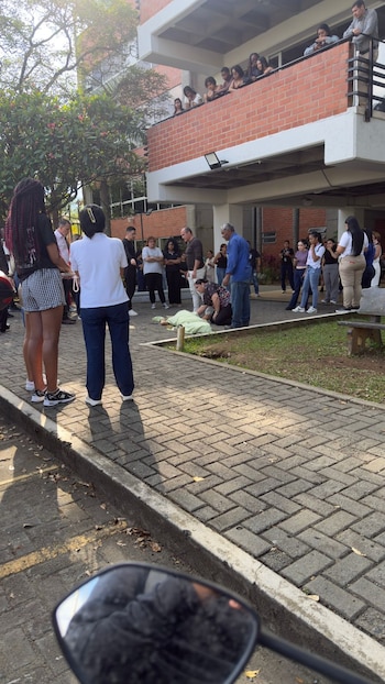 La institución suspendió clases y evacuó el campus universitario tras la muerte del estudiante el 29 de abril - crédito X
