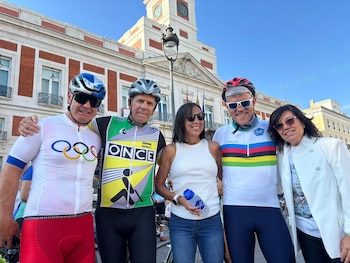 19/09/2026 Dori Ruano y Ruiz Cabestany, homenajeados en la VIII Clásica Otero en Madrid.
Los exciclistas Dori Ruano y Peio Ruiz Cabestany han sido homenajeados en la octava edición de la marcha ciclodeportiva Clásica Otero, que se ha celebrado este sábado sobre 25 kilómetros por el centro histórico de Madrid y que se inscribe dentro de los actos por la Semana de la Movilidad Europea.
DEPORTES