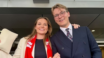 La princesa Ingrid de Noruega rompe el protocolo con su abrazo a Haaland en el vestuario tras la victoria de la selección nacional