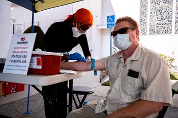 Un hombre se hace la