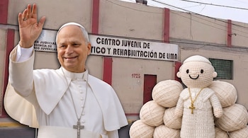 Fotomontaje con un hombre de vestimenta blanca saludando, un muñeco tejido junto a ovillos y un edificio institucional al fondo.