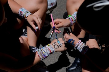El fenómeno swiftie fomenta comunidades y el intercambio de friendship bracelets refuerza el sentido de pertenencia entre los fans (Foto AP/Natacha Pisarenko)