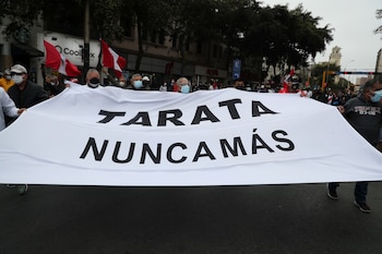 People gather to commemorate the 29th anniversary of the capture of Abimael Guzman, founder of Peruvian rebel group Sendero Luminoso (Shining Path), who died on September 11 at the Callao Naval Base where he was serving a life sentence, in Lima, Peru, September 12, 2021. The banner reads "Tarata never again". REUTERS/Sebastian Castaneda